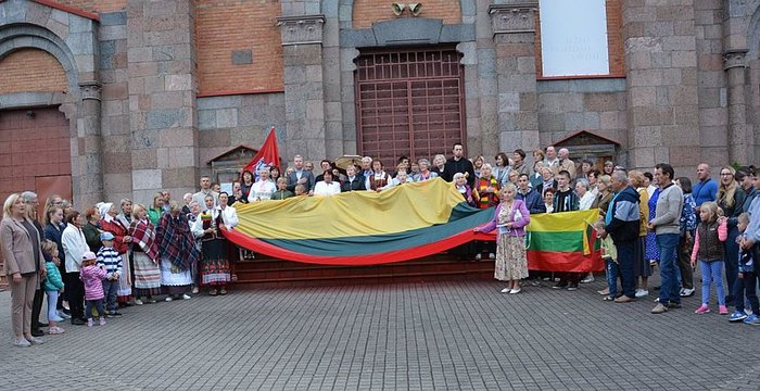 Lentvariečiai vieniningai giedojo Tautišką giesmę