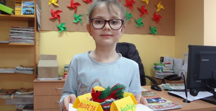 Paluknio bibliotekoje atgijo trispalviai paukšteliai ir gaudė malūneliai