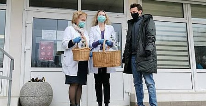 Menininkų bendruomenė dovanojo kaukių Trakų medikams