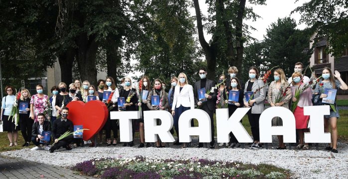 Pasveikinti šimtukininkai ir jų  mokytojai