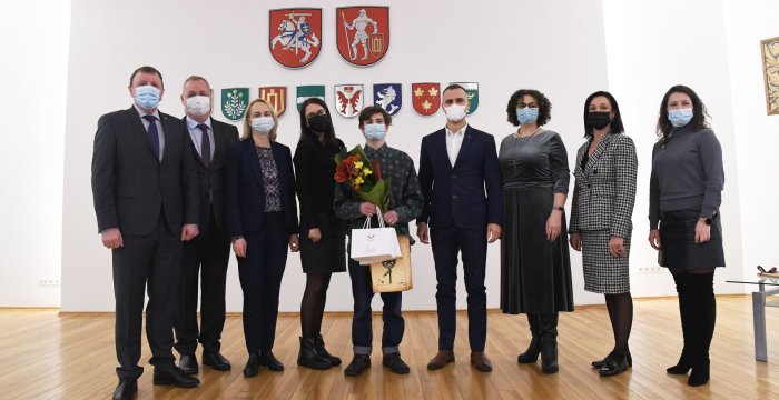 Joniškio savivaldybės meras asmeniškai įteikė dovaną rajono atstovui
