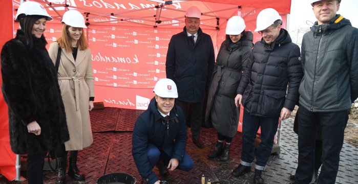 Į būsimos Trakų stoties pamatus įbetonuota statybos pradžią žyminti kapsulė