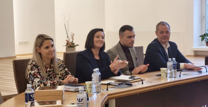 Pasveikinti rajono ugdymo įstaigų vadovai ir jų kolektyvai