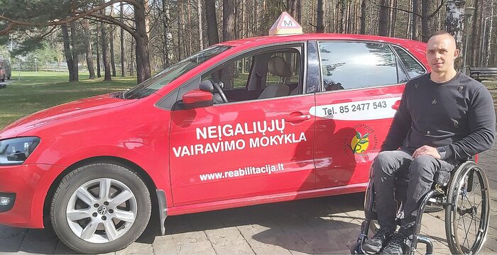 Vairavimo mokymas judėjimo negalią turintiems žmonėms