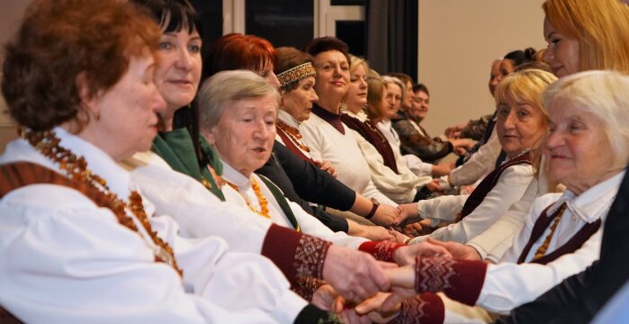 Lentvariečiai pasitiko pavasarį vakaronėje „Apėjo saulutė aplink pasauliu“