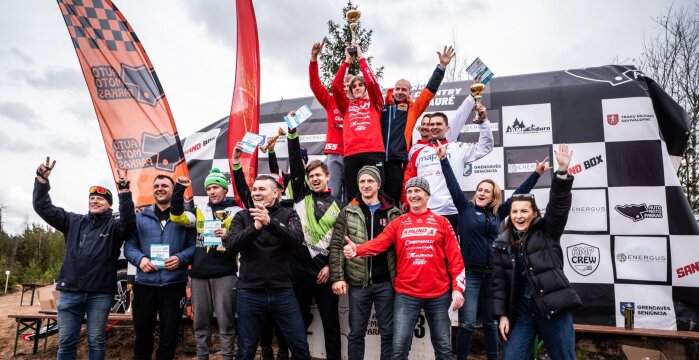 Lietuvos cross country čempionato I etapo nugalėtojui įteikta Trakų rajono savivaldybės mero taurė