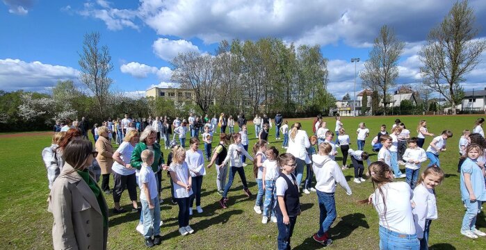 Šokio diena iš paukščio skrydžio Lentvario Henriko Senkevičiaus gimnazijoje