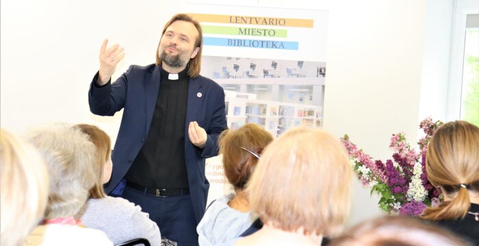 Susitikimas su kunigu ir rašytoju Algirdu Toliatu Lentvario bibliotekoje
