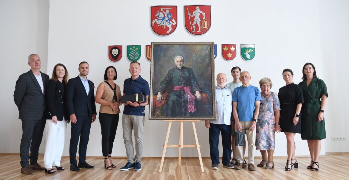 Garbės piliečio monsinjoro V.P. Rūko portretas perduotas savivaldybei