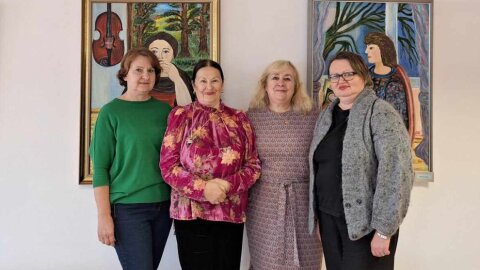 Tapybos darbų paroda „Nenutrūkstamos gijos“ atkeliavo į Rūdiškių biblioteką