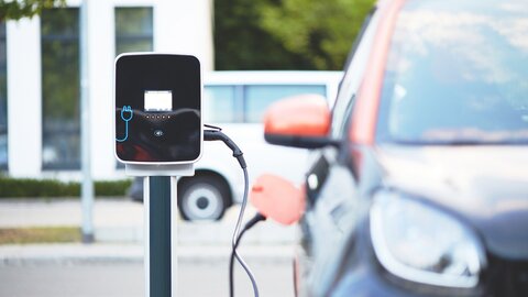 Paskelbti kvietimai teikti paraiškas elektromobilių privačioms prieigoms įsirengti  