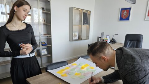Savivaldybėje lankėsi pilietiški Lietuvos moksleivių sąjungos Trakų skyriaus savanoriai