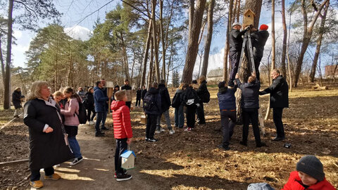Šeimų parke Lentvaryje iškelti inkilai!