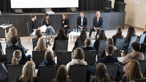 Lentvaryje – aktyvi diskusija jaunimo organizacijų konferencijoje „Jaunimo į(si)traukimas:...