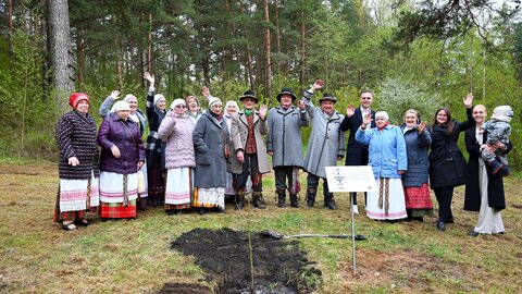 Arakalnyje žaliuos Lietuvos dainų šventės 100-mečio ąžuoliukas