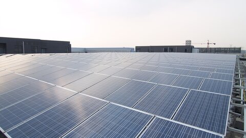 Artėja saulės ir vėjo jėgainių elektros gamybos pikas – kaupiklius įsirengiantis verslas gali...