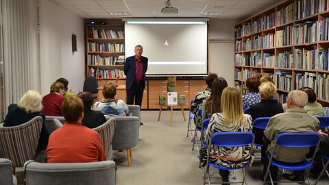 Trakų bibliotekoje pristatyta režisieriaus Broniaus Bušmos knyga