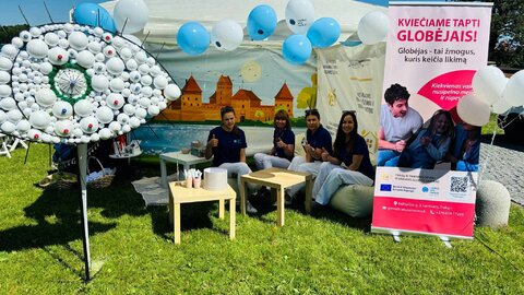 Globos pertvarkos dešimtmetis: nuo institucinės globos prie šeimos