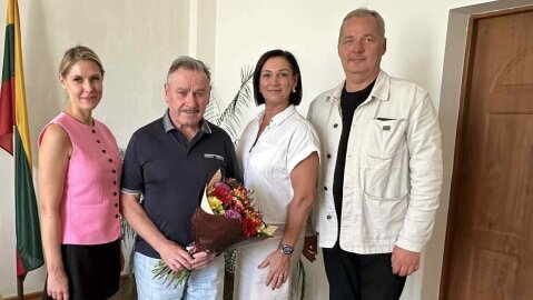 Padėkota mokyklai vadovavusiam Romuald Gžybovski