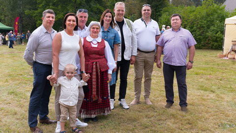 „Kvepia medumi mūsų stalas“