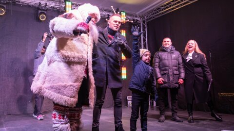 Lentvaryje įžiebta Kalėdų eglė